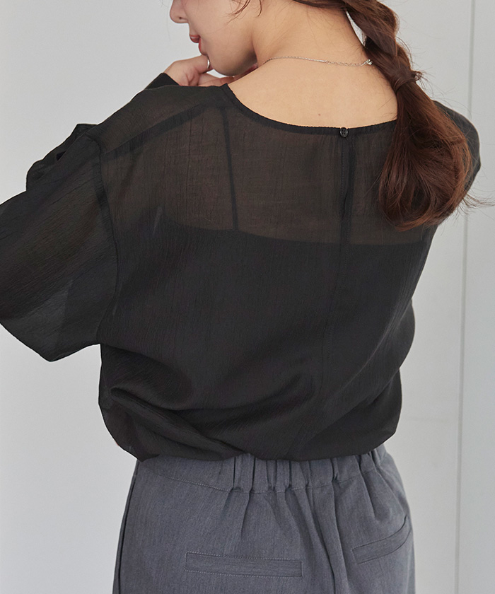 ADORE - 【希少】【美品】【張り感】アドーア　バックボタン　ボリュームスリーブ　ブラウス ライトストレッチブラウス | ADORE（アドーア） ｜【公式】通販