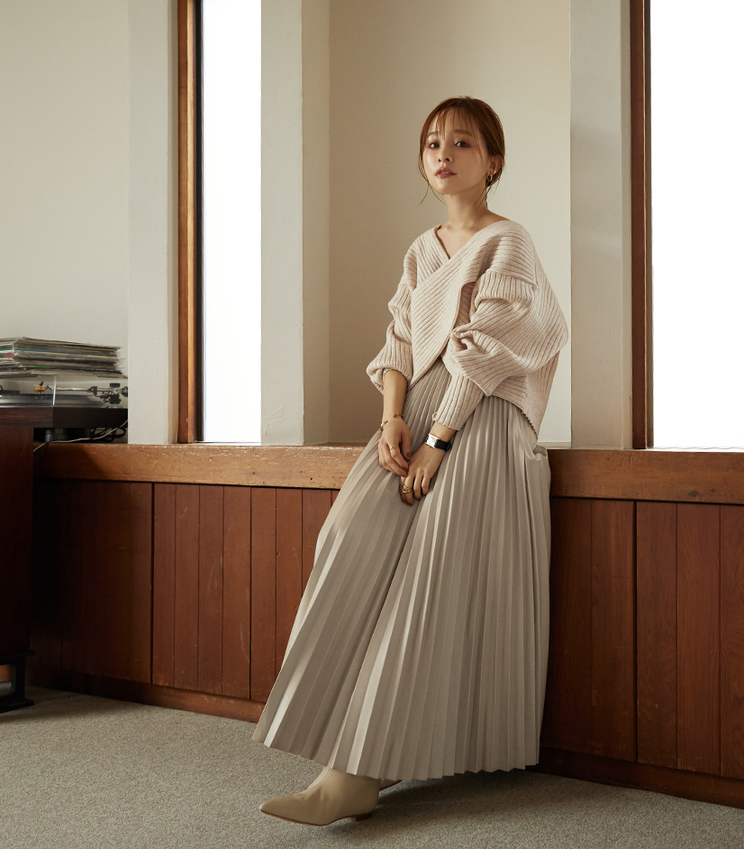 エコレザープリーツスカートを着用している田中亜希子さん