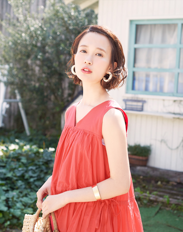 赤いワンピースを着用している柴田紗希さん