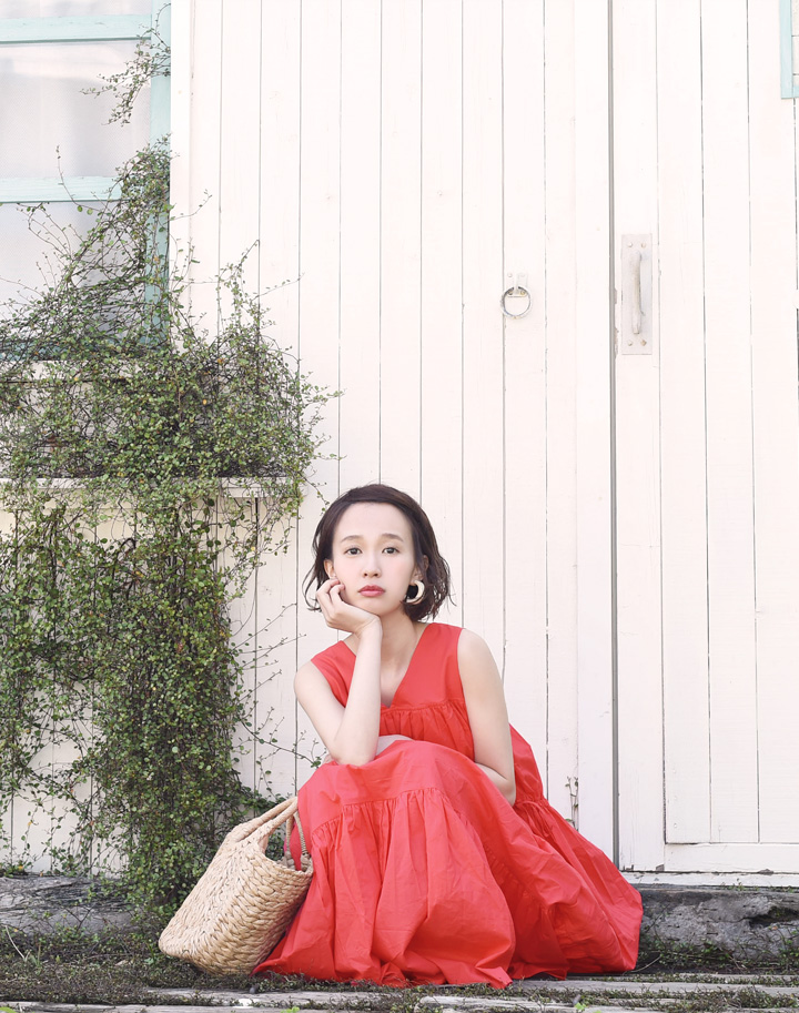 赤いワンピースを着用している柴田紗希さん